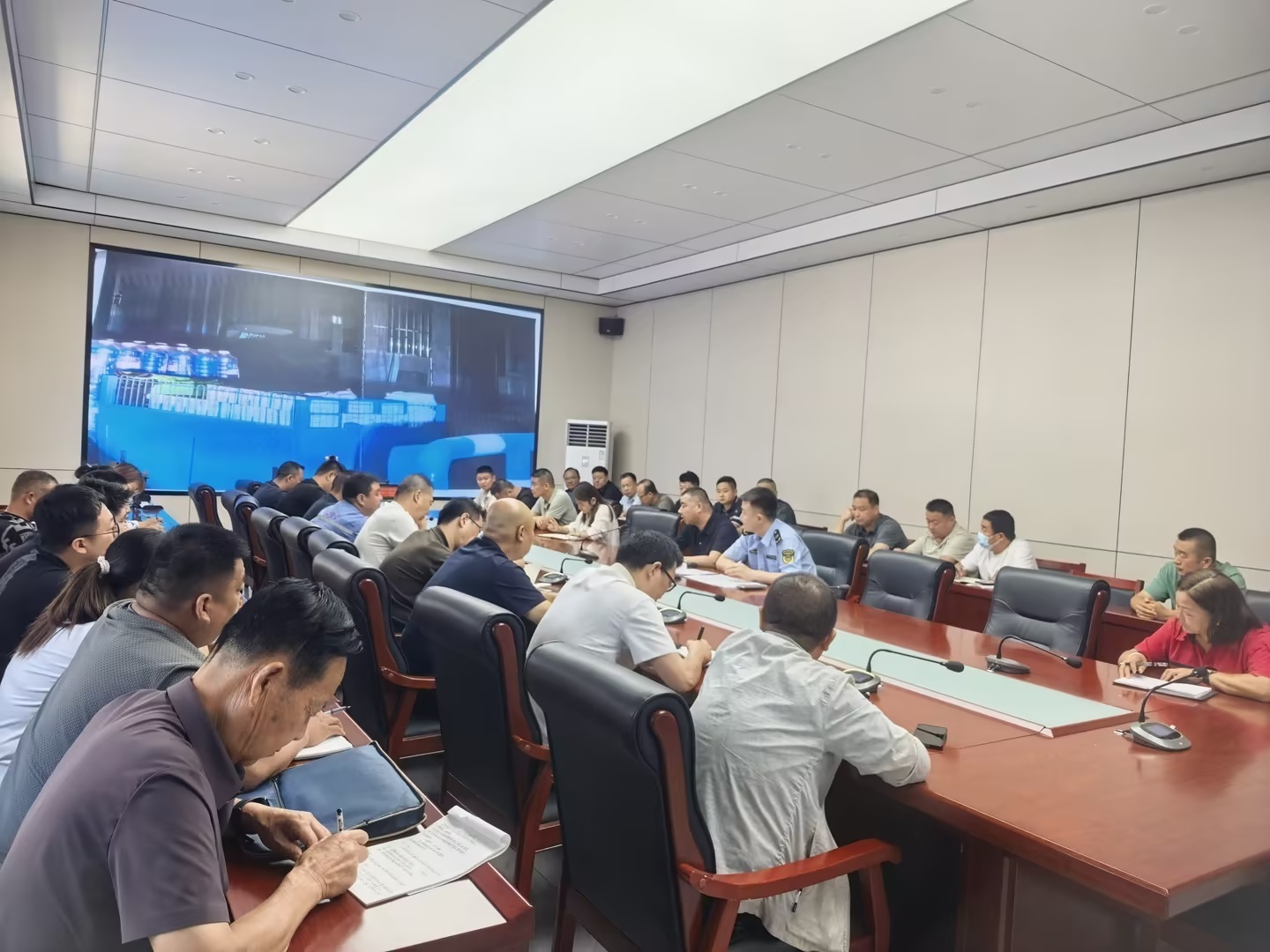 凤翔区召开2026年应急管理局组织危险化学品领域三季度安全生产工作例会 (2).jpg